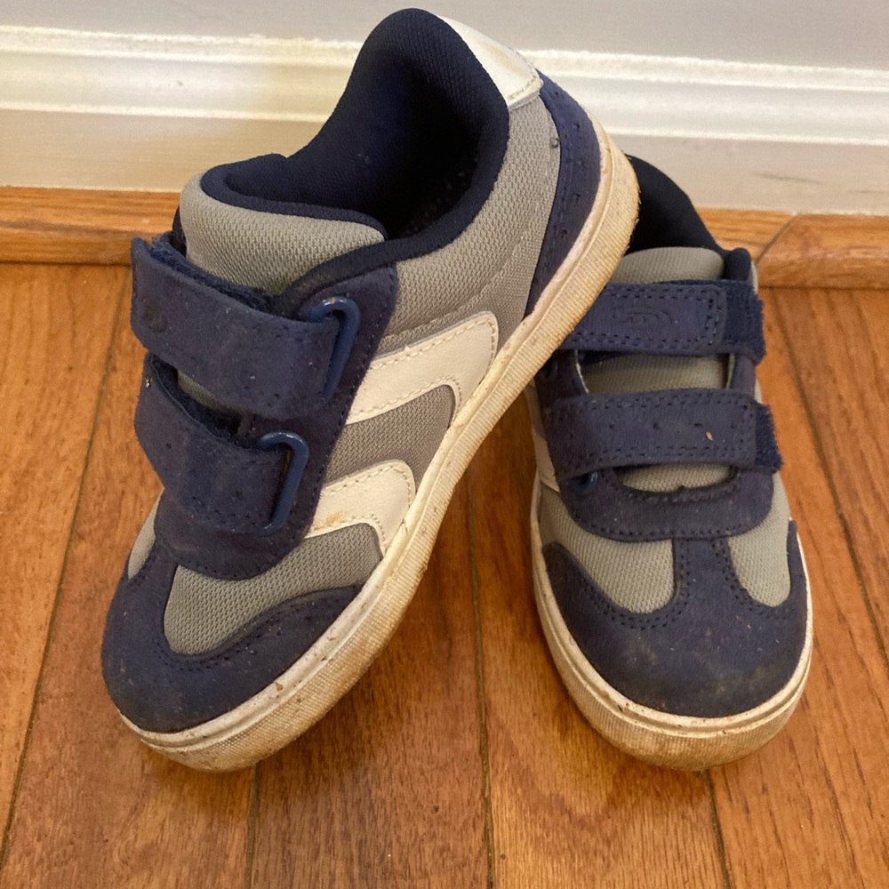 Dr. Scholl’s kids, toddler size 9 navy and white Velcro shoe.